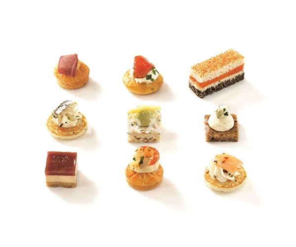 Surtido delicatessen de canapés salados(Alta cocina)